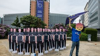 Tüntető Mark Zuckerberget ábrázoló életnagyságú kartonfigurákkal