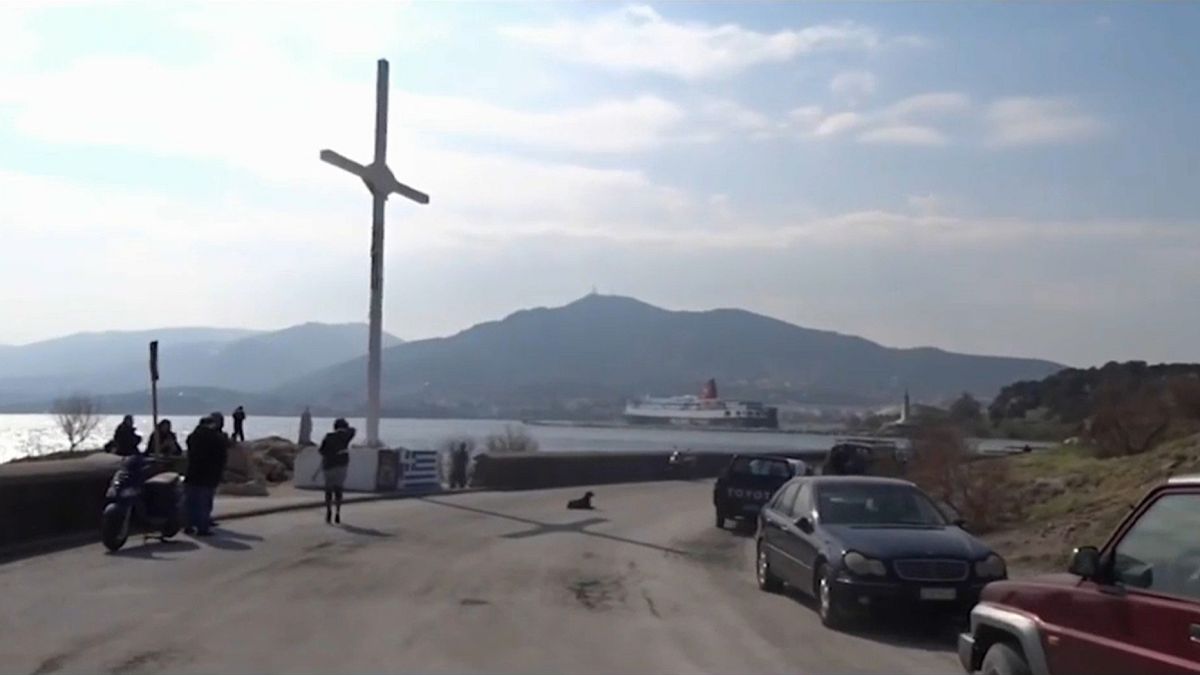 Grecia, innalzano di nuovo la croce rimossa da Lesbo: arrestati