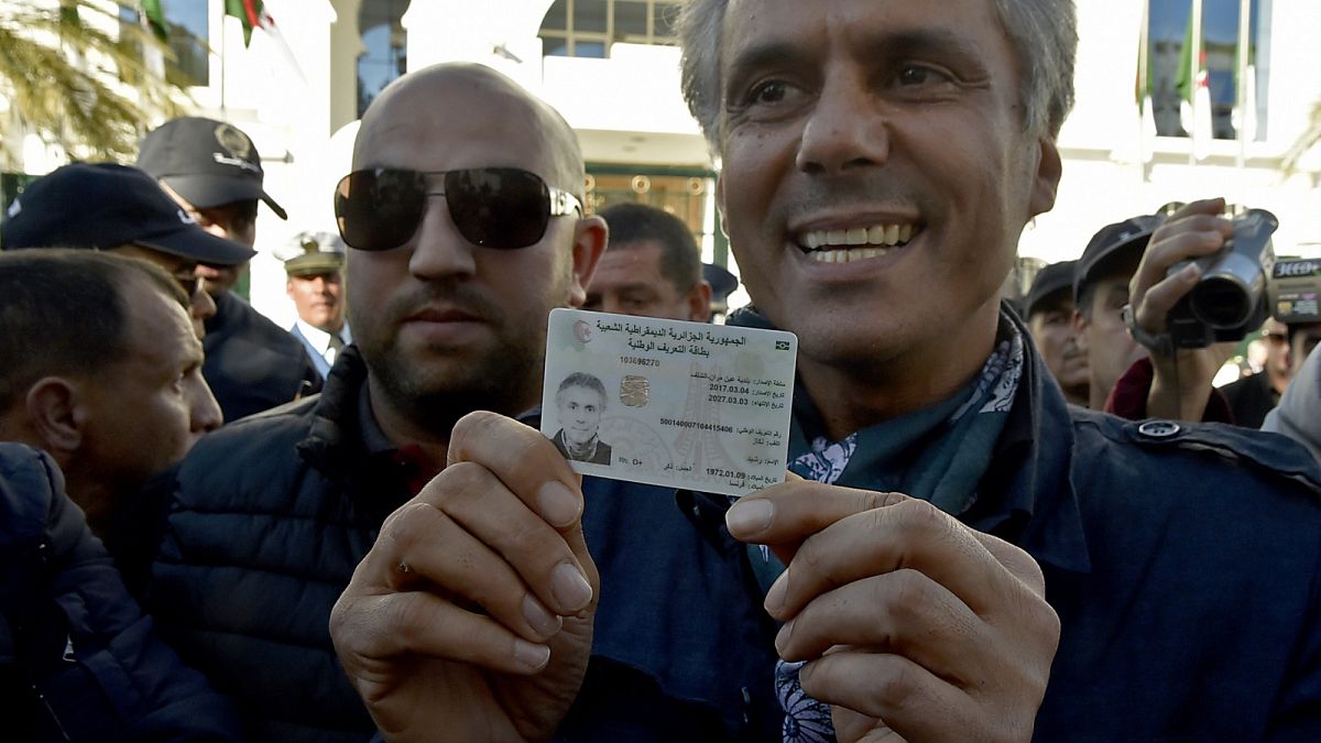 رشيد نكاز مشهراً هويته الجزائرية لدى وصوله أمس إلى مقر المجلس الدستوري