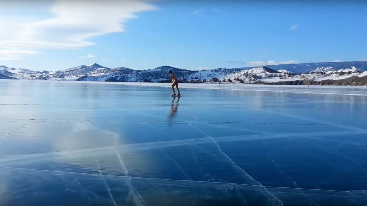 Ice skating στην παγωμένη λίμνη Βαϊκάλη