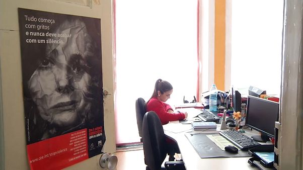 11 tote Frauen 2019: Portugal flaggt halbmast für Opfer häuslicher Gewalt 11 tote Frauen 2019: Portugal flaggt halbmast für Opfer häuslicher Gewalt