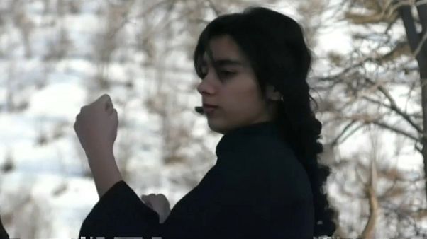 تمرین کاراته دختران و پسران کُرد در کوهستانهای برفی عراق تمرین کاراته دختران و پسران کُرد در کوهستانهای برفی عراق