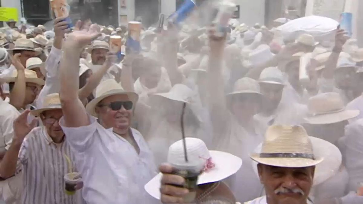 Batalla de polvos de talco en la fiesta de Los Indianos de La Palma