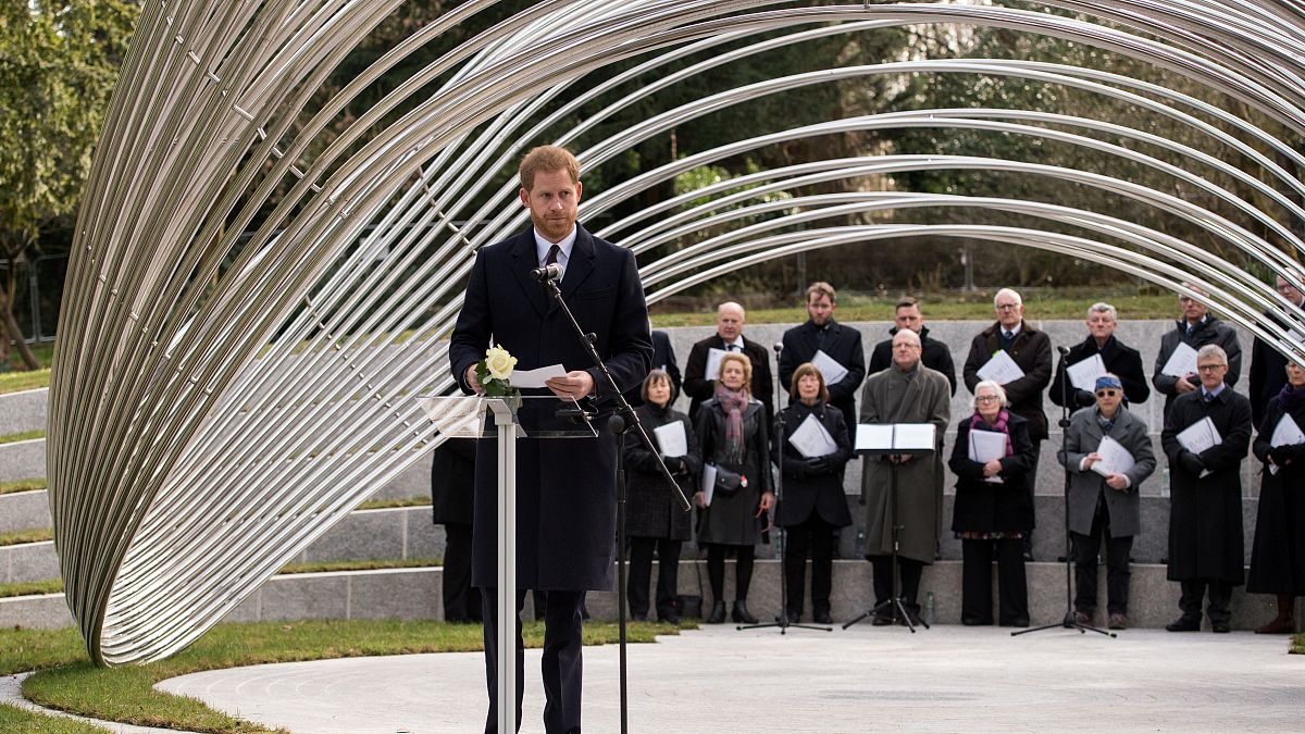 الأمير البريطاني هاري خلال افتتاح نصب تذكاري لضحايا هجومين وقعا في تونس