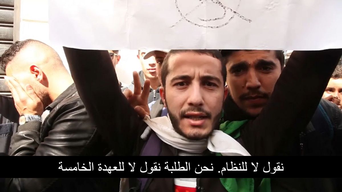 طلبة يشاركون في احتجاجات ضد ترشح الرئيس الجزائري بوتفليقة لولاية خامسة