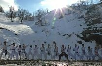 A piedi nudi nella neve, facendo karate