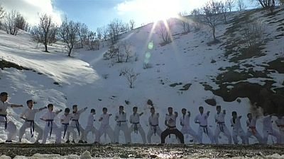 Irak dağlarında Uzak Doğu sporu karate öğreniyorlar