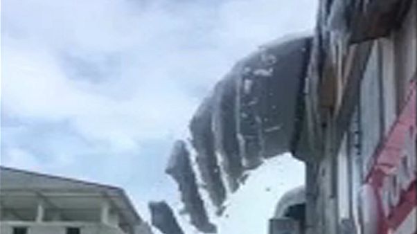 شاهد: ألواح ثلجية تسقط على سطح متجّر بتركيا شاهد: ألواح ثلجية تسقط على سطح متجّر بتركيا
