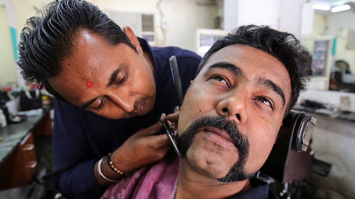 Pakistan'a esir düşen Hint pilotun bıyıkları moda oldu