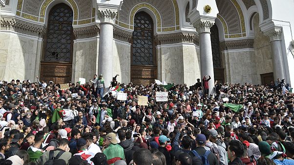 دهها هزار تظاهرکننده الجزایری خواستار کناره گیری بوتفلیقه از قدرت شدند دهها هزار تظاهرکننده الجزایری خواستار کناره گیری بوتفلیقه از قدرت شدند