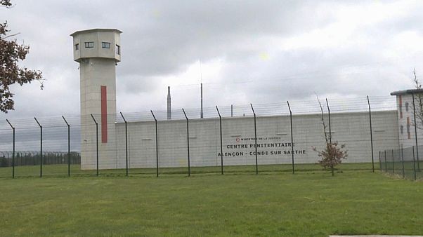 Francia, detenuto "radicalizzato" accoltella due agenti Francia, detenuto "radicalizzato" accoltella due agenti