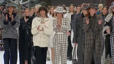 Alla settimana della moda di Parigi, tributo a Karl Lagerfeld