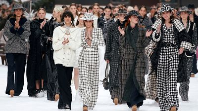 Chanel'den hayatını kaybeden modacı Lagerfeld için saygı duruşu