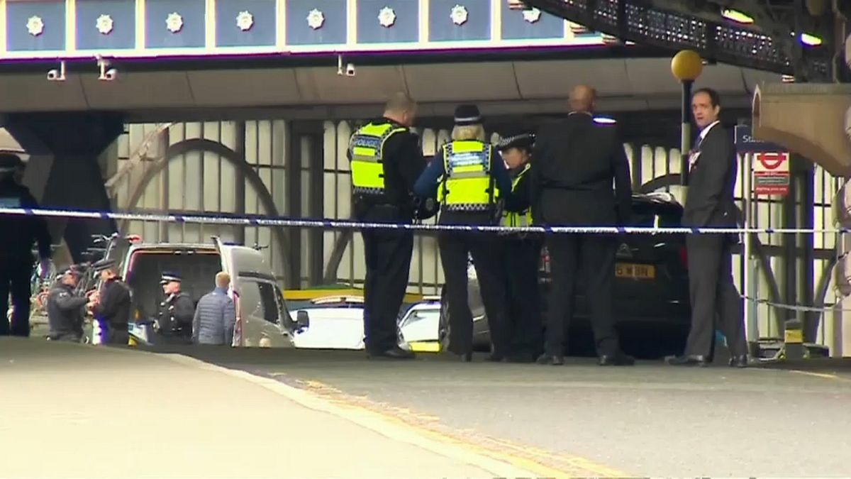 Pacchi esplosivi intercettati a Londra, indaga l'antiterrorismo