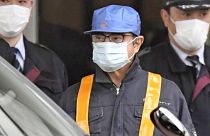 كارلوس غصن رئيس شركة نيسان السابق بعد مغادرته أحد مراكز الاعتقال باليابان