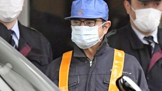 كارلوس غصن رئيس شركة نيسان السابق بعد مغادرته أحد مراكز الاعتقال باليابان