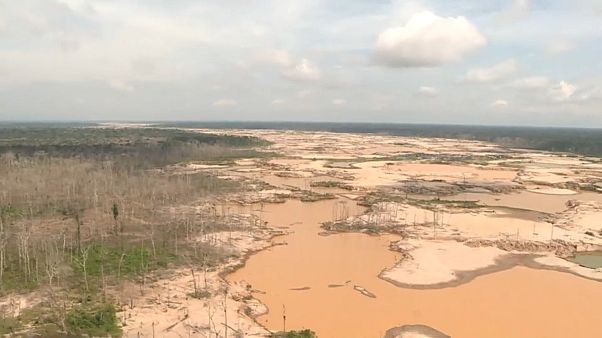 A perui katonaság védi az Amazonas-t az illegális bányászoktól A perui katonaság védi az Amazonas-t az illegális bányászoktól