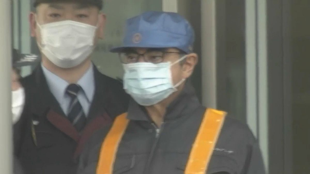 Carlos Ghosn abandona la prisión cubierto con una máscara