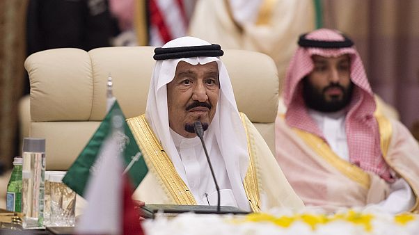 العاهل السعودي سلمان بن عبد العزيز وابنه ولي العهد محمد العاهل السعودي سلمان بن عبد العزيز وابنه ولي العهد محمد