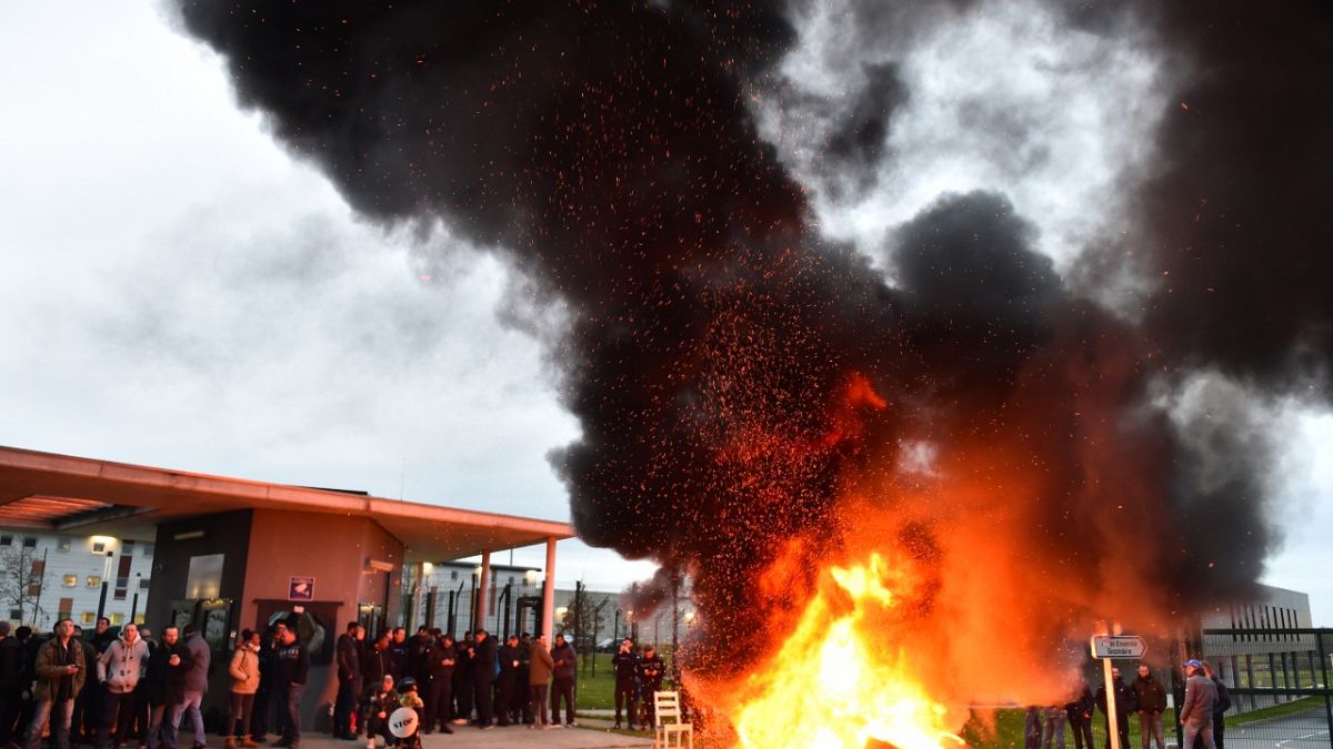 Prisons bloquées en France après "l'attaque terroriste"