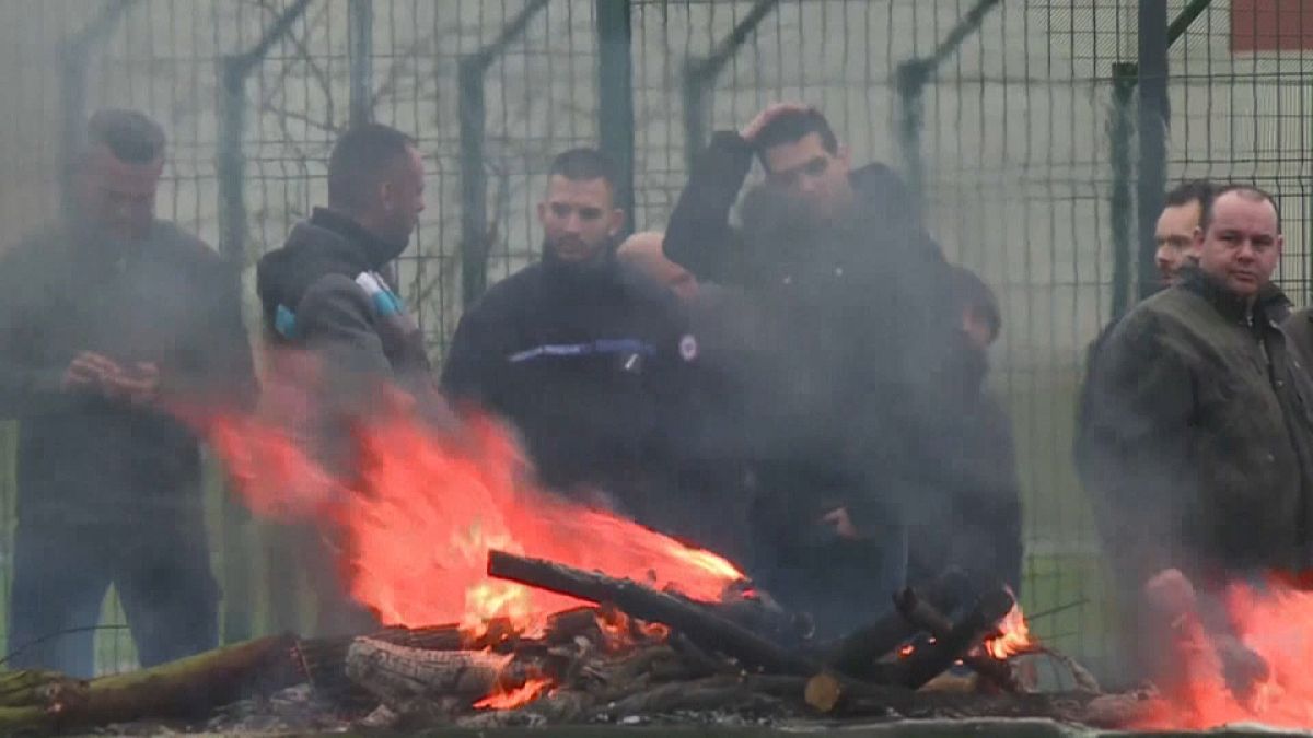 شاهد: حراس السجون الفرنسية يحتجون ضد اعتداء سجين متطرف