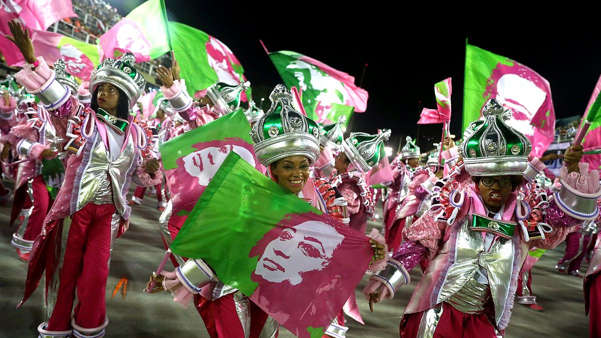 Triunfa en Río un desfile que rinde homenaje a negros, indios y mujeres