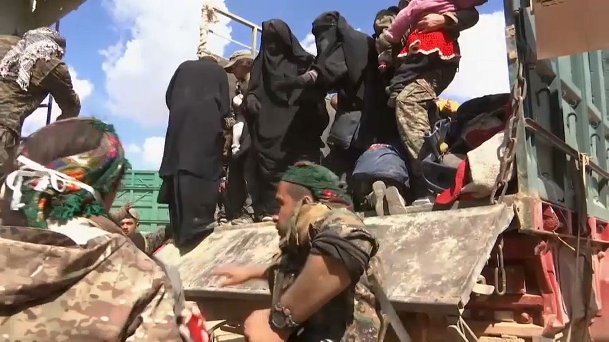 شاهد عمليات الإجلاء تتسارع من منطقة باغوز آخر جيوب "داعش" في سوريا 