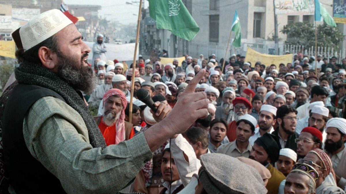 Pakistan terörle mücadele için 182 cami ve medreseye el koydu