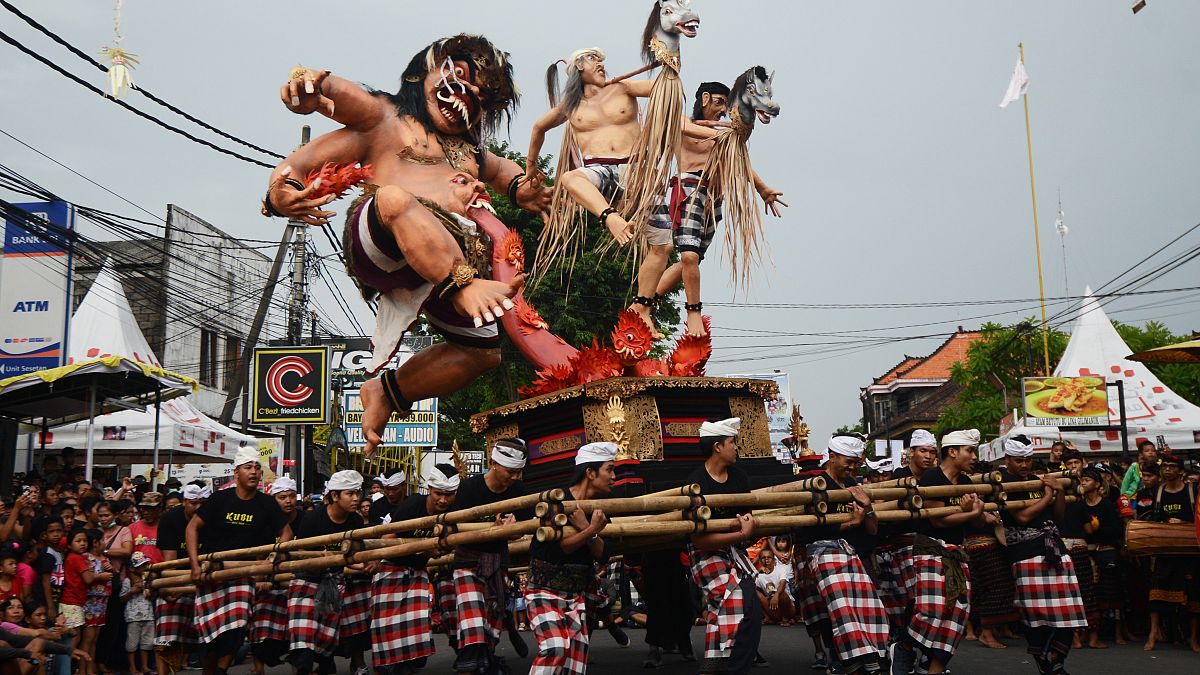 Des Balinais lors d'un défilé à Denpasar, BALI