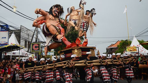 Des Balinais lors d'un défilé à Denpasar, BALI Des Balinais lors d'un défilé à Denpasar, BALI