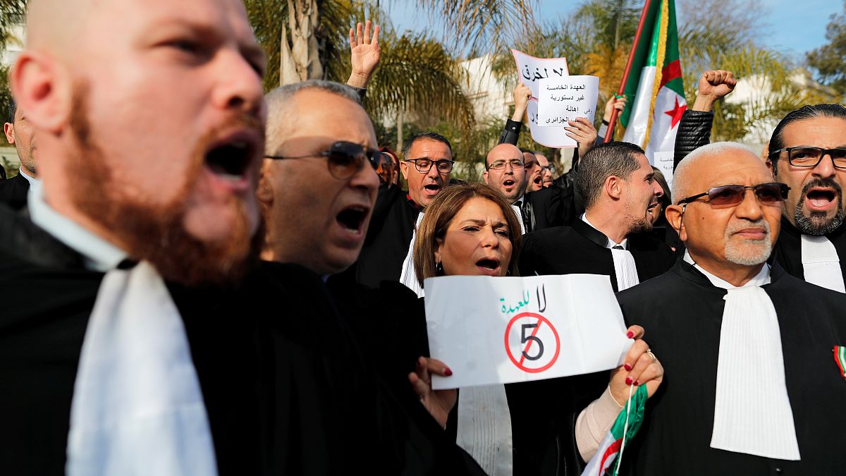 مئات المحامين يطالبون بتنحية بوتفليقة ودعوات لتظاهرات مليونية في الجزائر