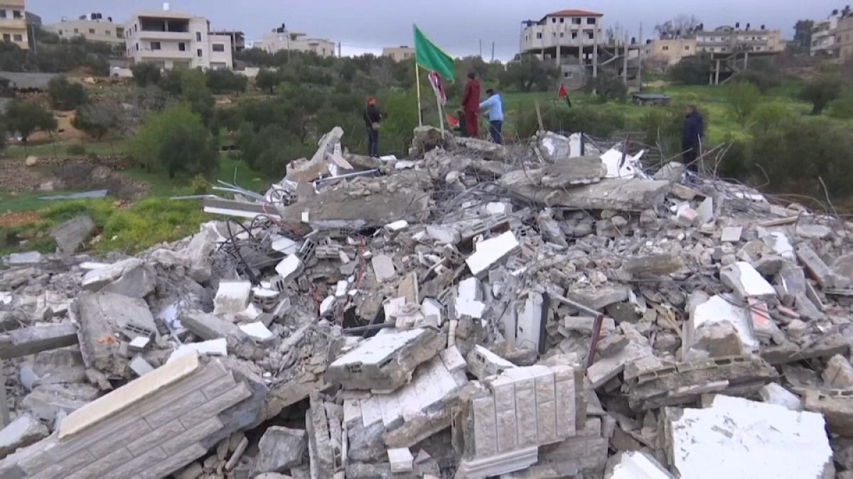 شاهد: القوات الإسرائيلية تهدم بيت أسير فلسطيني غربي رام الله