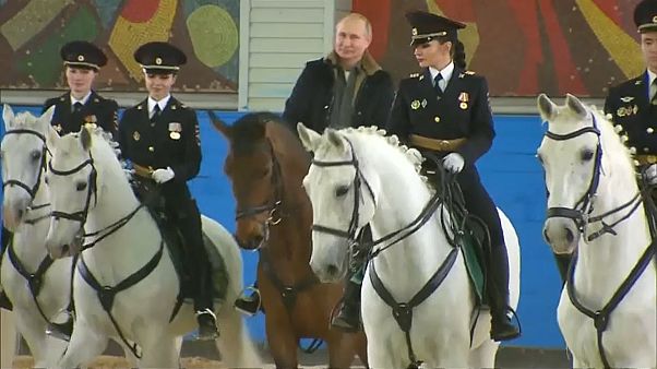 شاهد: بوتين يحتفل بيوم المرأة بركوب الخيل وسط شرطيات روسيات شاهد: بوتين يحتفل بيوم المرأة بركوب الخيل وسط شرطيات روسيات