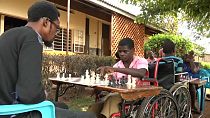 فيديو: ذوو الاحتياجات الخاصة في أوغندا يقبلون على تعلم لعبة الملوك