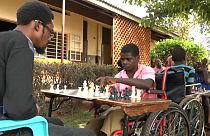 فيديو: ذوو الاحتياجات الخاصة في أوغندا يقبلون على تعلم لعبة الملوك
