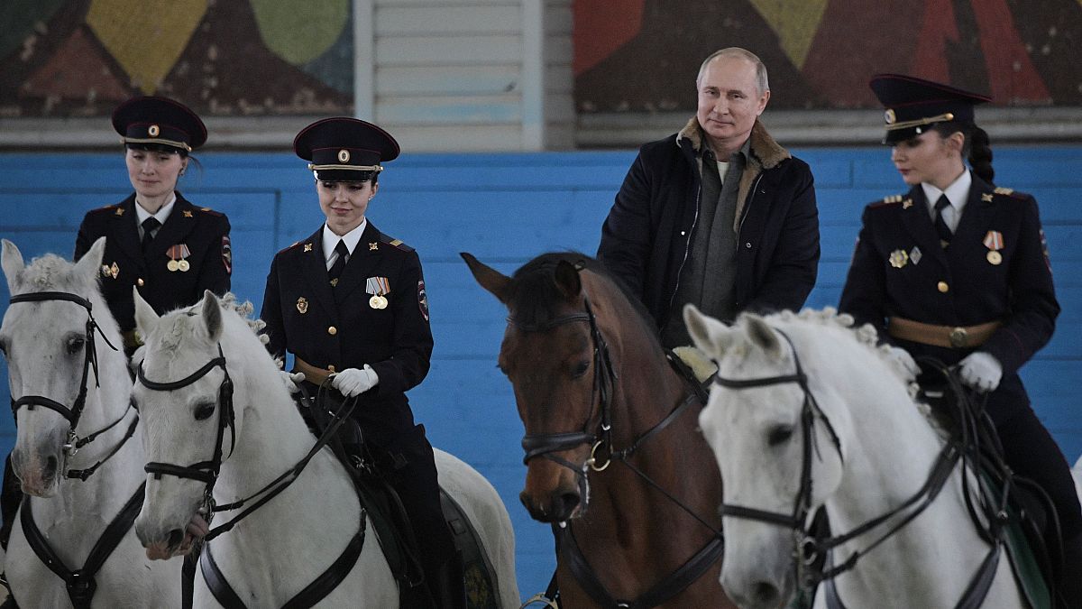 Ο Πούτιν κάνει ιππασία με γυναίκες αστυνομικούς!