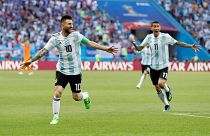 ميسي (يسار) بجاور أنخيل دي ماريا بقميص الأرجنتين خلال كأس العالم 
