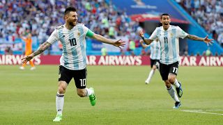 ميسي (يسار) بجاور أنخيل دي ماريا بقميص الأرجنتين خلال كأس العالم