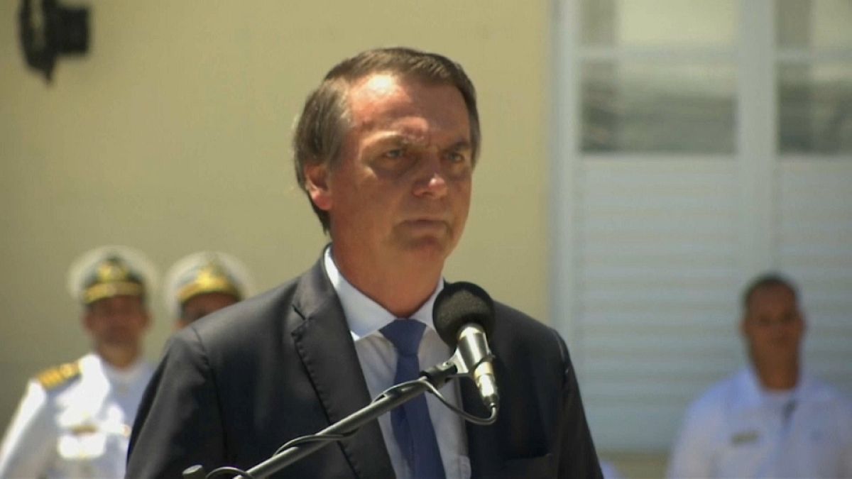 Bolsonaro diz que democracia e liberdade dependem dos militares