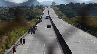 Al menos 25 muertos al volcar un camión con migrantes en el sur de México