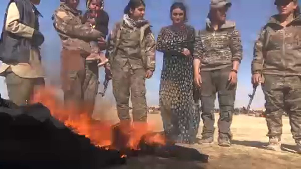 Elégették fátylaikat a dzsihadisták fogságából kiszabadult nők