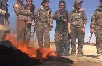 Elégették fátylaikat a dzsihadisták fogságából kiszabadult nők