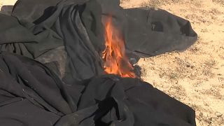 In Syrien kommen jesidische Frauen frei und verbrennen ihre Schleier