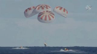 فرود محفظه (کپسول) دراگون در اقیانوس اطلس