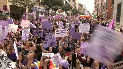 #BalanceforBetter für Frauenrechte: Menschen demonstrieren in Europa