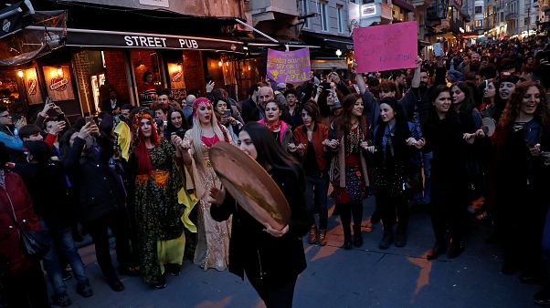 Kadınlar Günü yürüyüşüne polis biber gazı ve plastik mermiyle müdahale etti Kadınlar Günü yürüyüşüne polis biber gazı ve plastik mermiyle müdahale etti