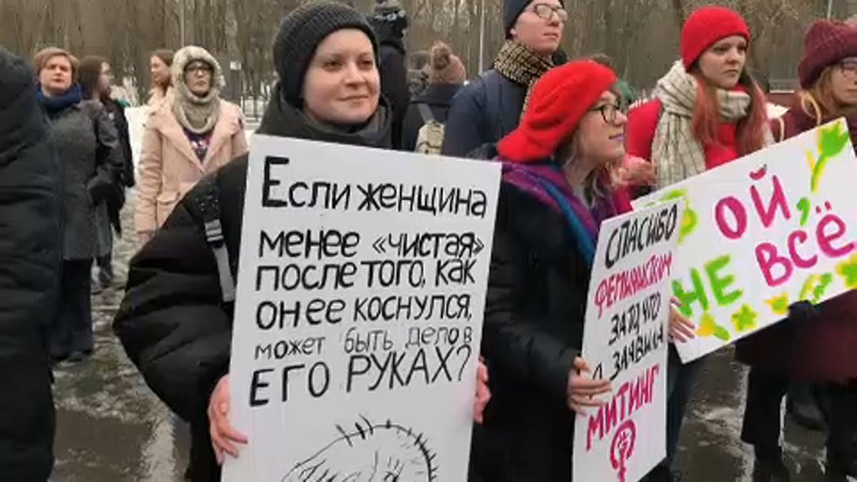 Mujeres por la igualdad de género se concentran en Moscú