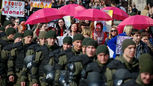 Fiori in Crimea e carri di carnevale: il no comment della settimana Fiori in Crimea e carri di carnevale: il no comment della settimana