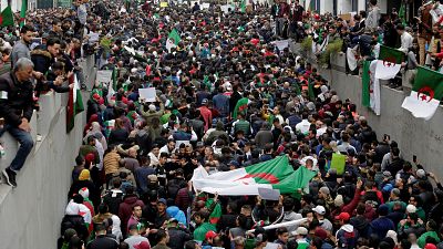 Újabb tömegtüntetések az elnök ellen Algériában
