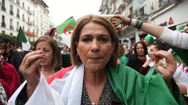 Algeria, scontri a margine di un'enorme manifestazione anti-Bouteflika Algeria, scontri a margine di un'enorme manifestazione anti-Bouteflika